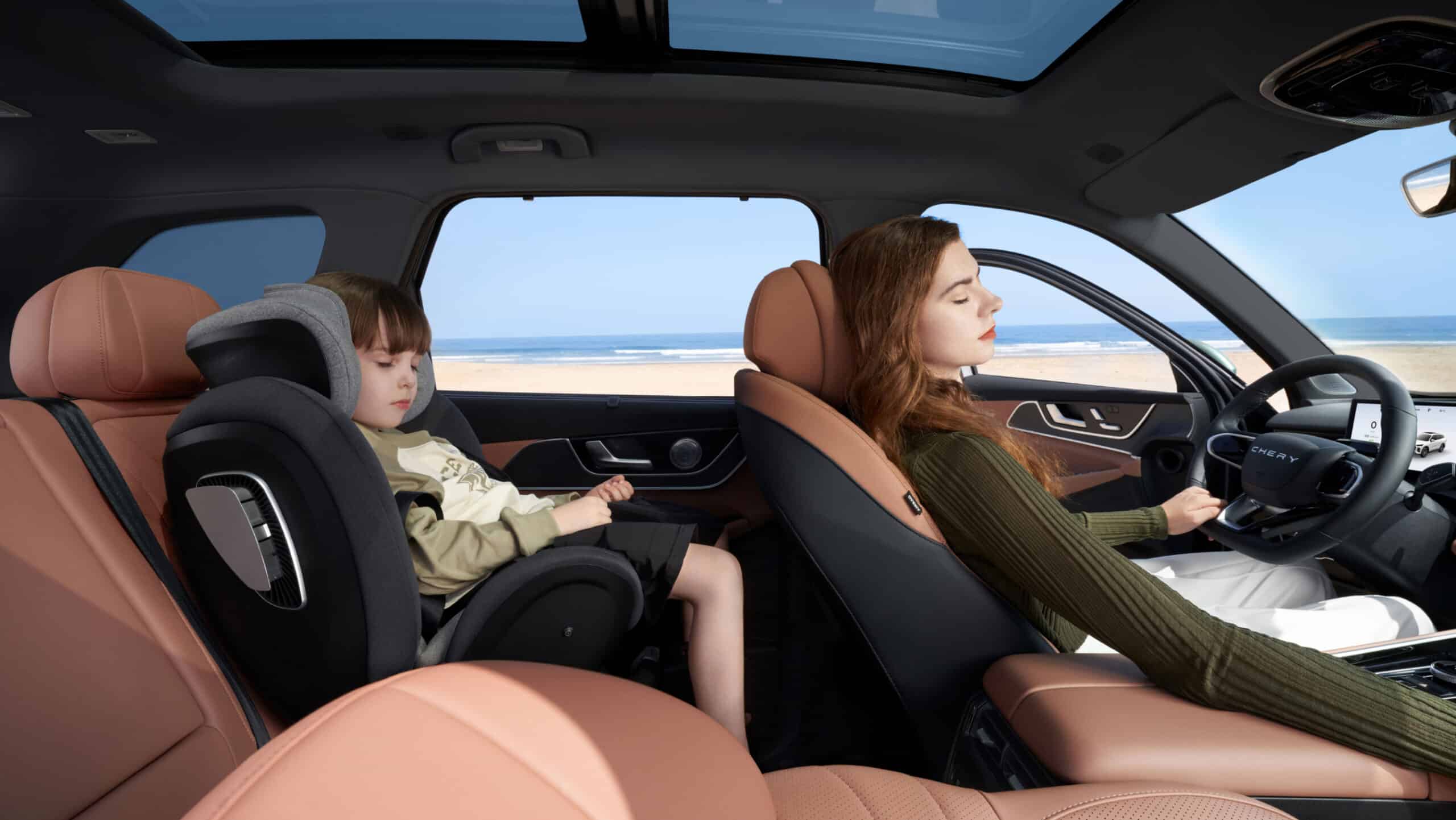 chery-tiggo9-interni-bambino-donna