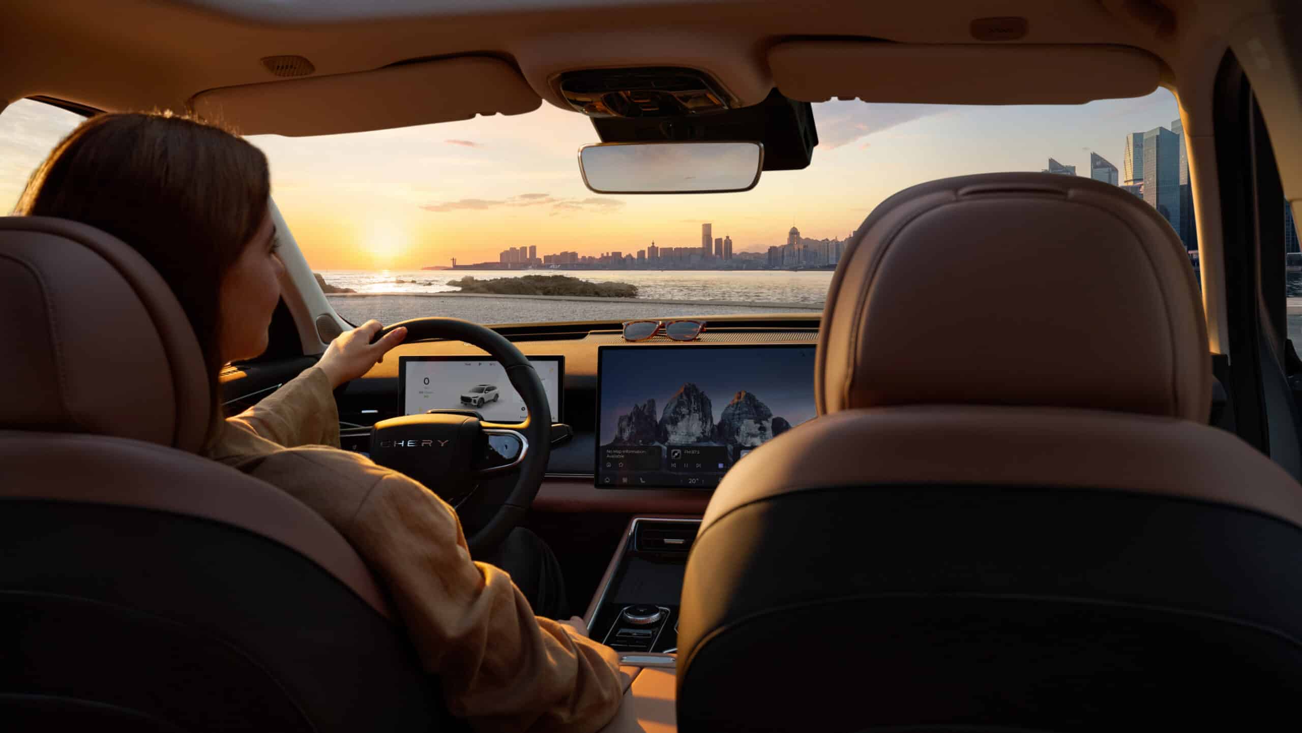 chery-tiggo9-interni-donna-volante-schermo-touchscreen